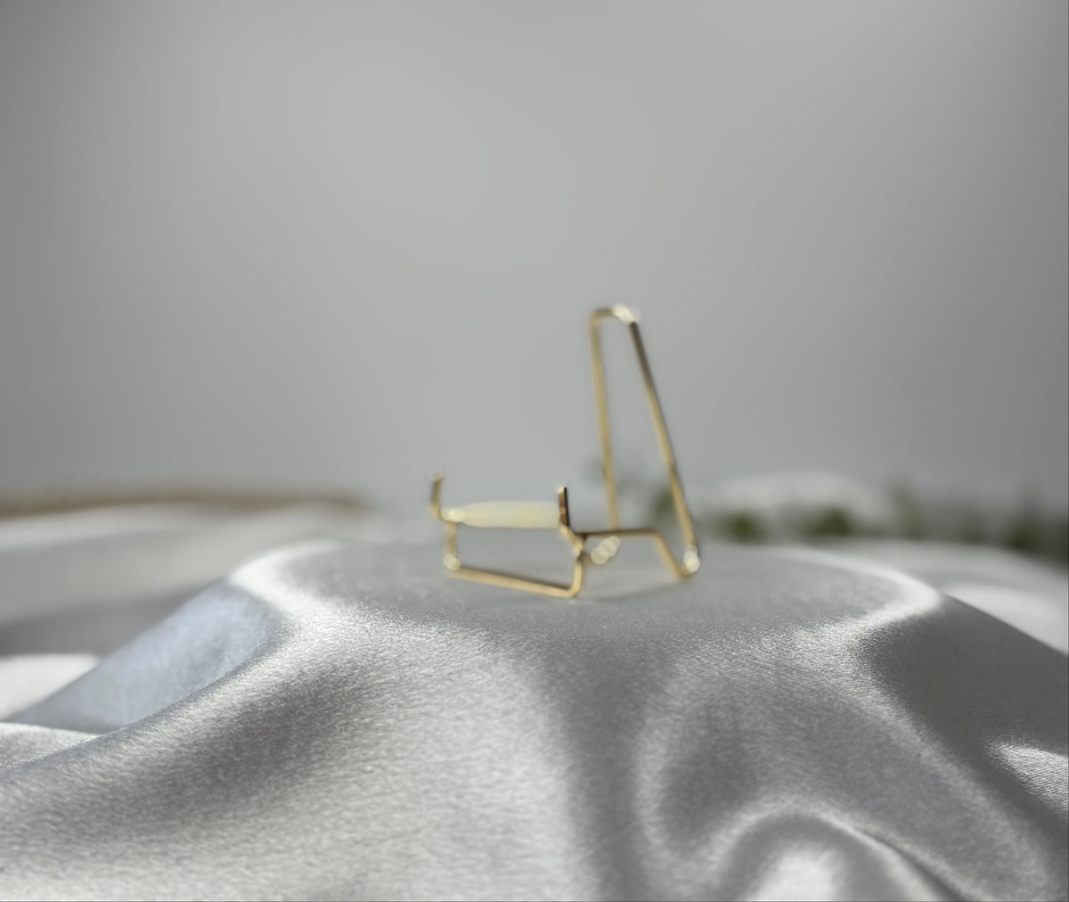 medium gold-tone crystal display holder